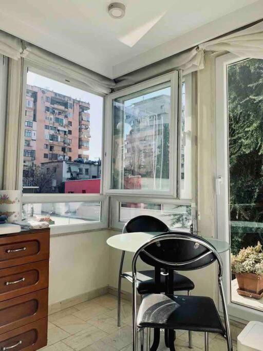 Chic City Retreat - Stylish Apartment In Bllok, Тирана Экстерьер фото