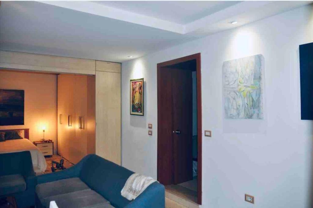 Chic City Retreat - Stylish Apartment In Bllok, Тирана Экстерьер фото