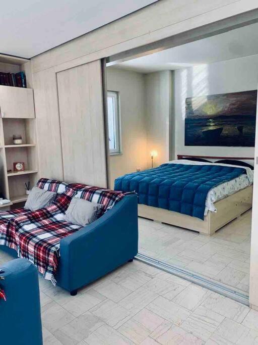 Chic City Retreat - Stylish Apartment In Bllok, Тирана Экстерьер фото